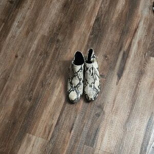 Womans Snake Print Shoes